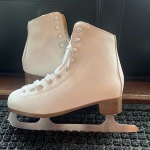 DBX Youth Traditional Ice Skate Size US 4